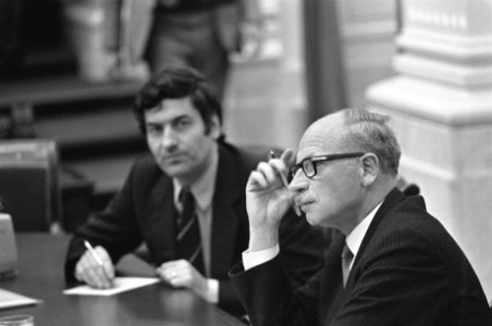 CRM subsidie voor HP in Tweede Kamer in de Kamer ministers Lubbers (l) en Va, Bestanddeelnr 927-1950