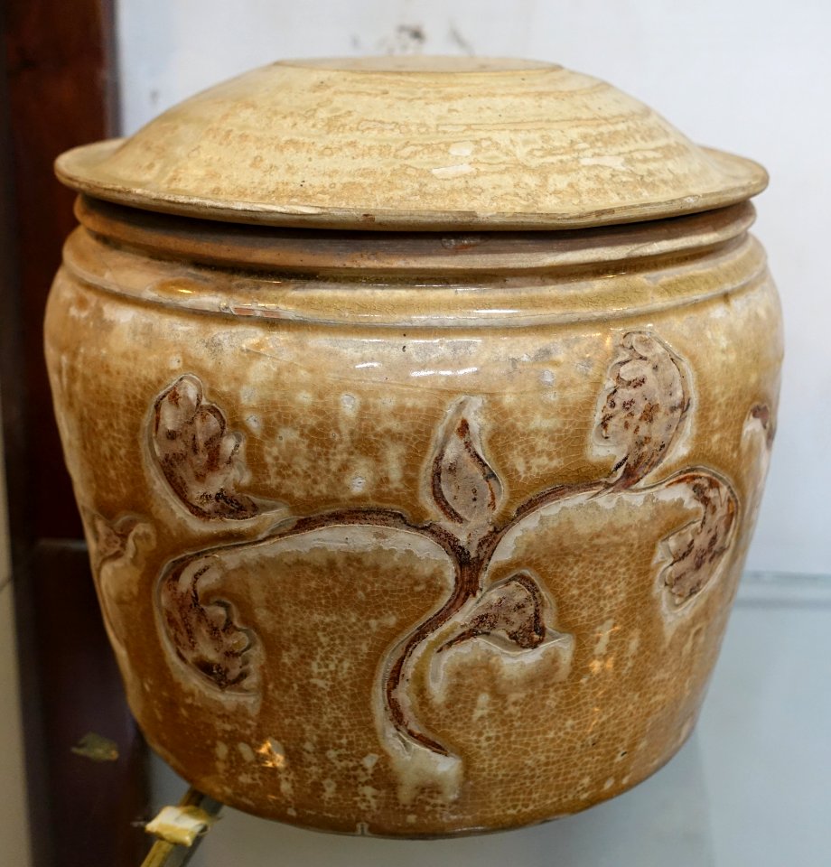 Covered jar, Tran dynasty, 14th century AD, stoneware - Museum of Vietnamese History - Ho Chi Minh City - DSC06203