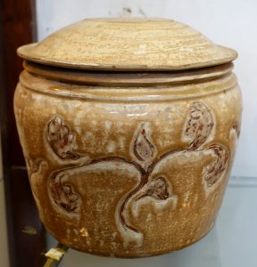 Covered jar, Tran dynasty, 14th century AD, stoneware - Museum of Vietnamese History - Ho Chi Minh City - DSC06203
