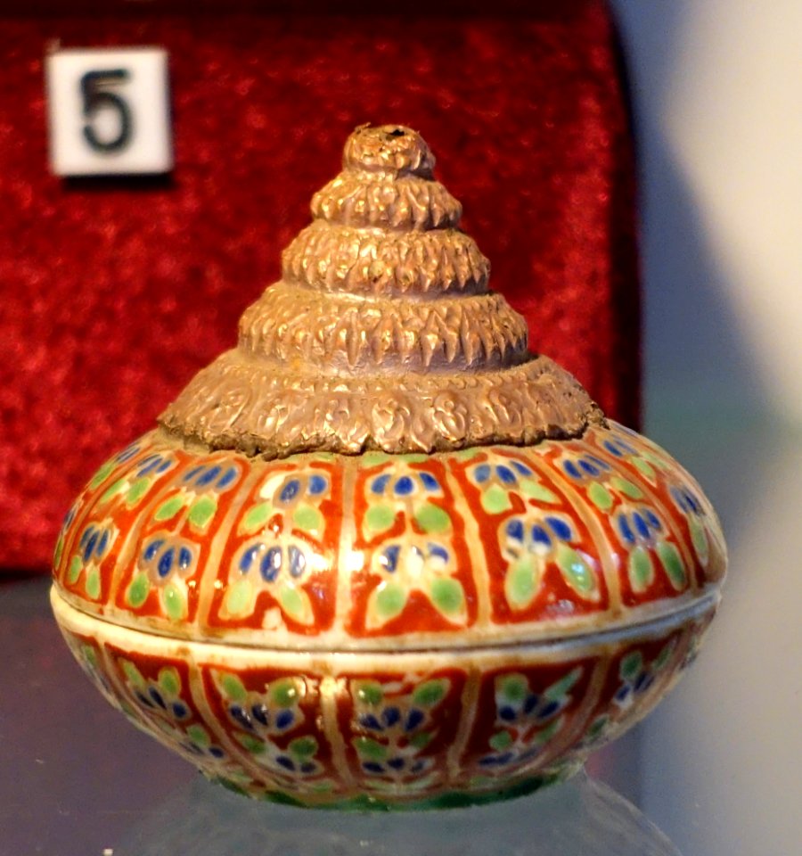 Covered jar from Thailand, 19th century AD, stoneware - found in Hon Dam, Kien Giang province in 1991 - Museum of Vietnamese History - Ho Chi Minh City - DSC05878