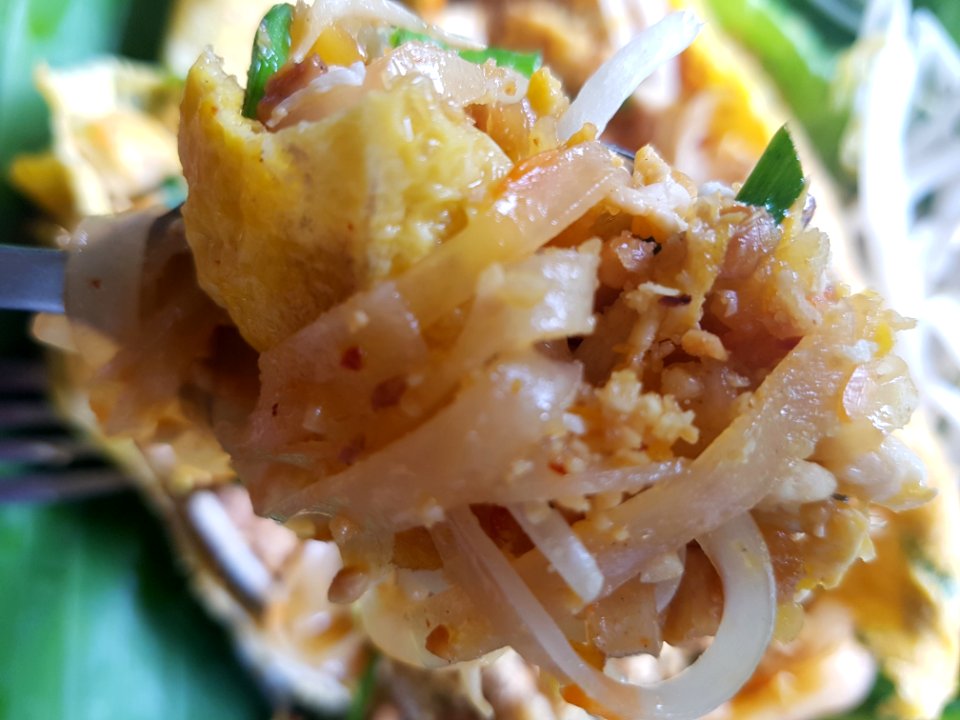 Crispy pork phat thai in omelette ball - Chiang Rai - 2017-07-03 (004)