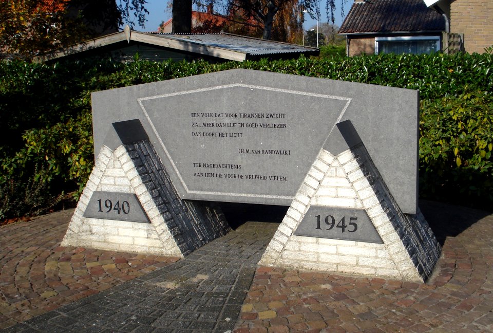 Cromstrijen klaaswaal oorlogsmonument