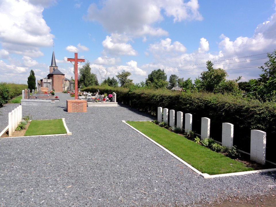 Croix-Caluyau (Nord, Fr) Cimetière, Memorial des anglais CWGC