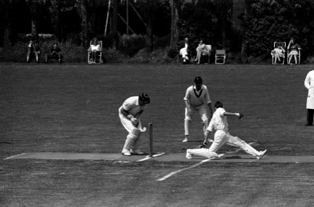 Cricket HCC tegen Haarlem, batsman Heydeman mist van Haarlem cricketkeeper Sting, Bestanddeelnr 916-4929