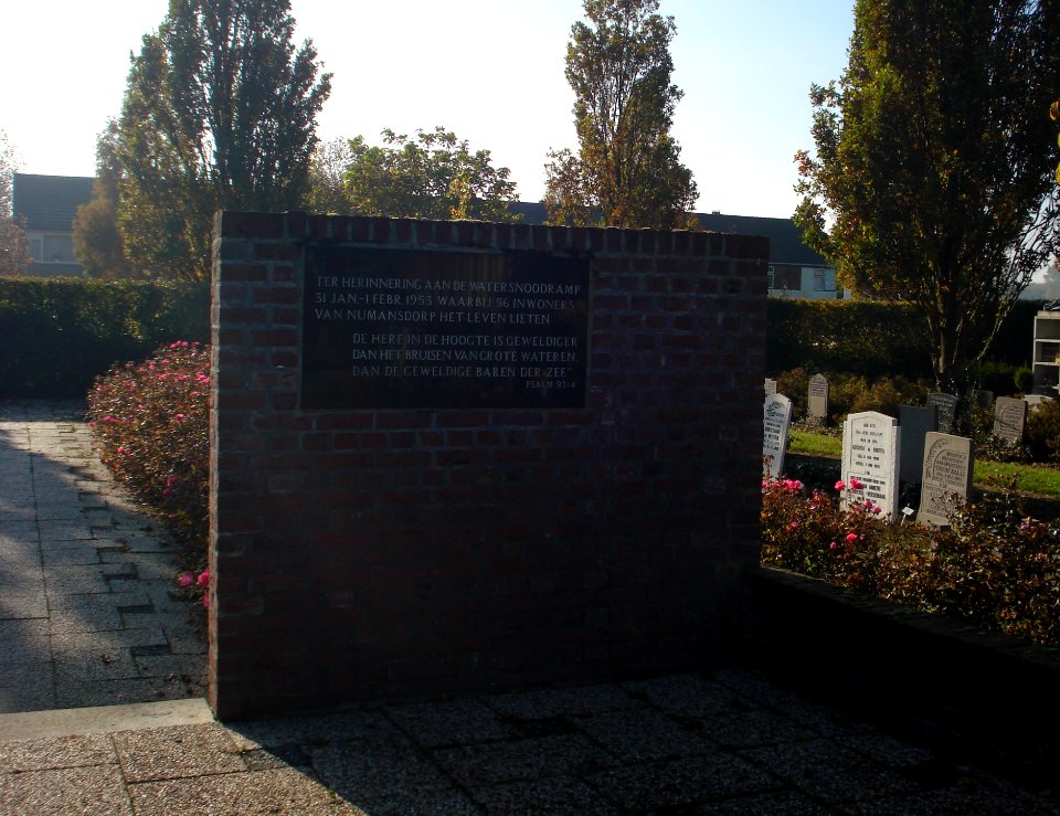 Cromstrijen numansdorp monument slachtoffers watersnood
