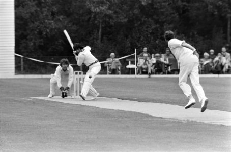 Cricket Nederland tegen Pakistan Javed Miomdaal van Pakistan aan bat, achter he, Bestanddeelnr 929-8094