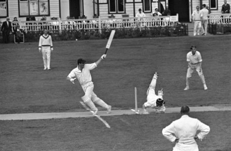 Cricket HCC tegen Rood-Wit. Rob Colthof (HHC) duikt en mist, Bestanddeelnr 915-3568