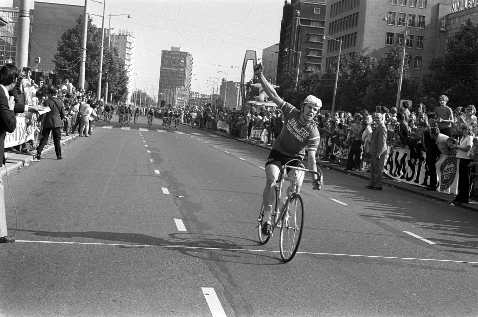 Criterium om Nederlands merkenkampioenschap Wielrennen amateurs te Rotterdam, in, Bestanddeelnr 925-7402
