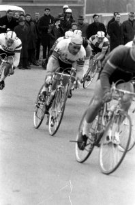 Criterium in Oldenzaal voor profs en onafhankelijke verre het rennersveld, Bestanddeelnr 916-2428