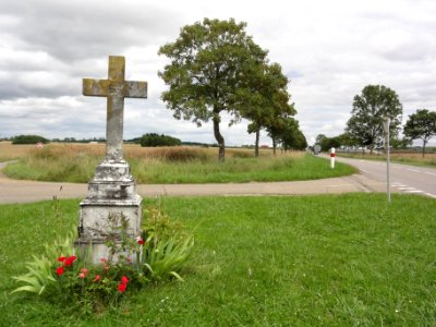 Crantenoy (M-et-M) paysage avec croix de chemin