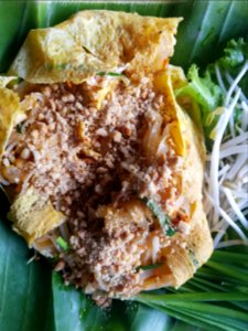 Crispy pork phat thai in omelette ball - Chiang Rai - 2017-07-03 (002)