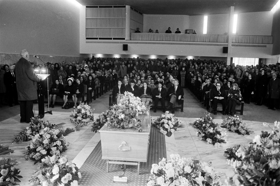 Crematie Heintje Davids , Westerveld overzicht in de aula tijdens plechtigheid, Bestanddeelnr 927-7631