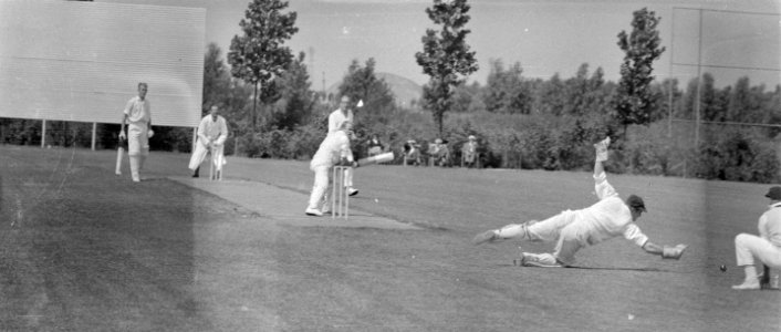 Cricket AAC tegen Quick, Dukker (batsman) slaat de bal naar wicketkeeper, Bestanddeelnr 916-6178