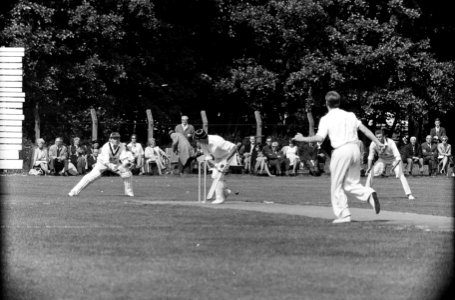 Cricket Nederland tegen Oxford, Bakker aan bat voor Nederland, Bestanddeelnr 914-1639 photo