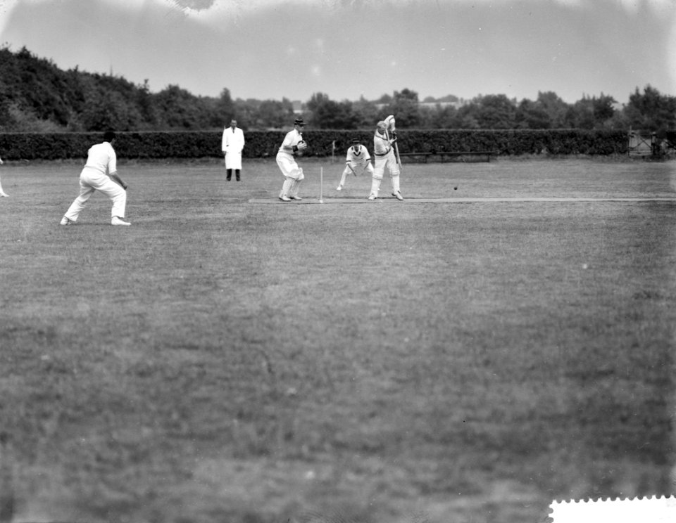 Cricket Flamingos tegen Denemarken te Hilversum Jorgen Morild aan slag Links ke, Bestanddeelnr 910-5581