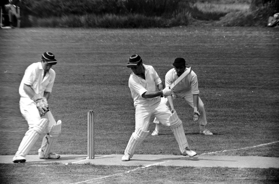 Cricket HCC tegen Quick, batsman Marseille van Quick in actie, links wicketkeepe, Bestanddeelnr 917-8042