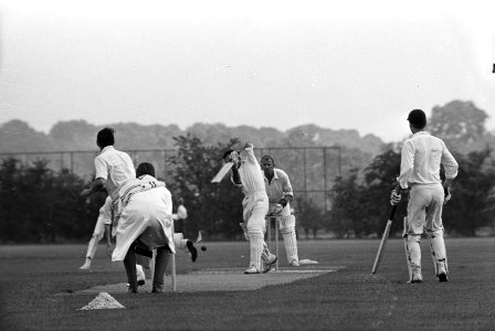 Cricket ACC tegen Rood-Wit. Ter Haan (RW) achter batsman Milnur van ACC, Bestanddeelnr 921-5084