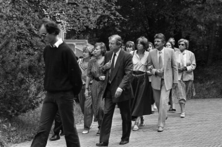 Crematie TV presentator Willem Ruis in DriehuisWesterveld overzicht met Marcel, Bestanddeelnr 933-7267