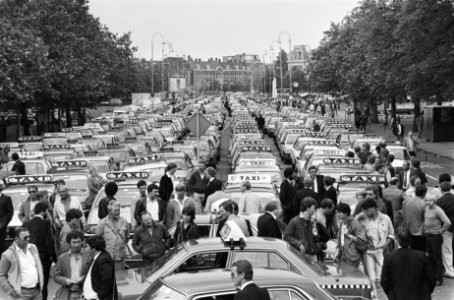 Crematie vermoorde Amsterdamse taxichauffeur Jan Siebelink taxis verzameld op , Bestanddeelnr 932-2144
