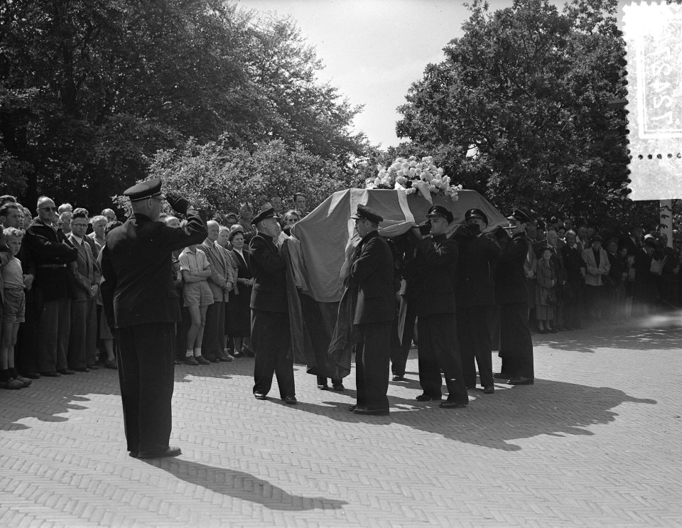 Crematie Koos Vorrink op begraafplaats en crematorium Westerveld, Bestanddeelnr 907-2427