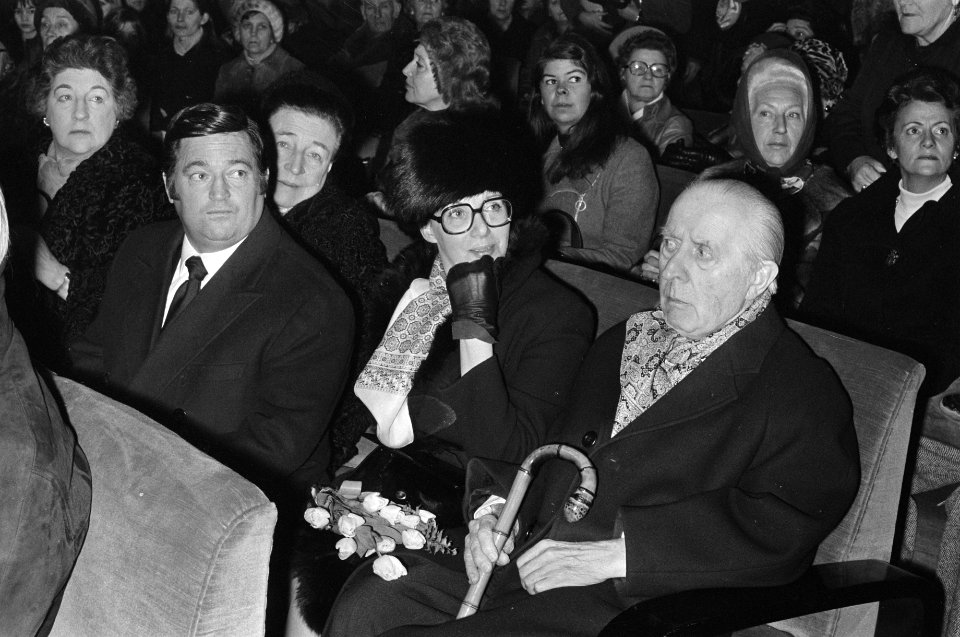 Crematie Heintje Davids , Westerveld onder de aanwezige Willy Alberti (l) en Jo, Bestanddeelnr 927-7630