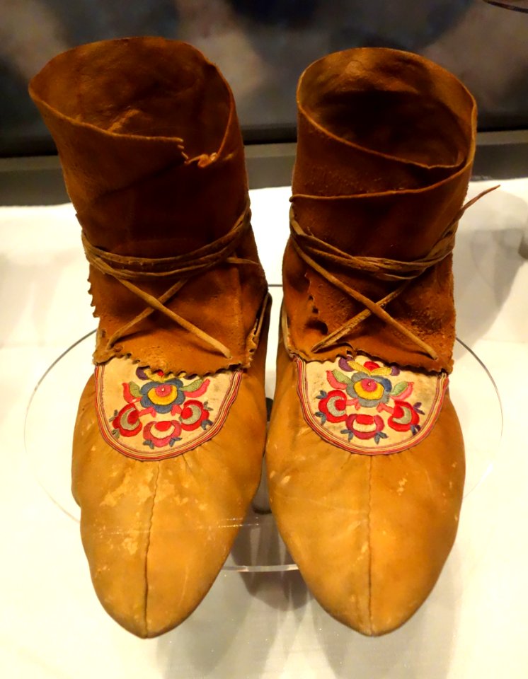 Cree moccasins, late 1800s - Bata Shoe Museum - DSC00687