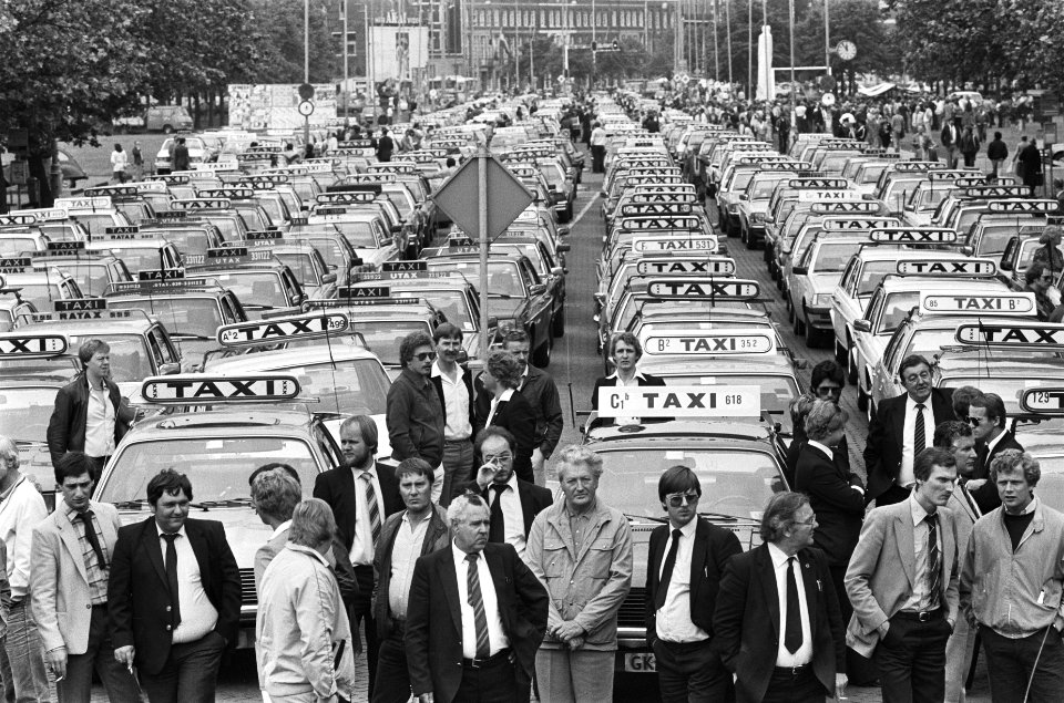 Crematie vermoorde Amsterdamse taxichauffeur Jan Siebelink taxis verzameld op , Bestanddeelnr 932-2145