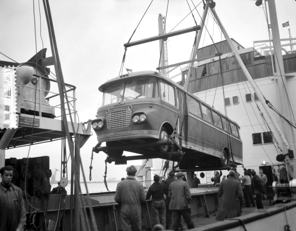 DAF-bussen overgeladen in Solan te Amsterdam, Bestanddeelnr 910-9680