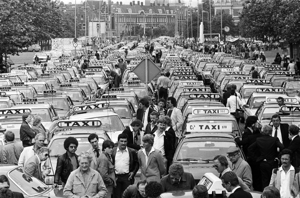 Crematie vermoorde Amsterdamse taxichauffeur Jan Siebelink taxis verzameld op , Bestanddeelnr 932-2146