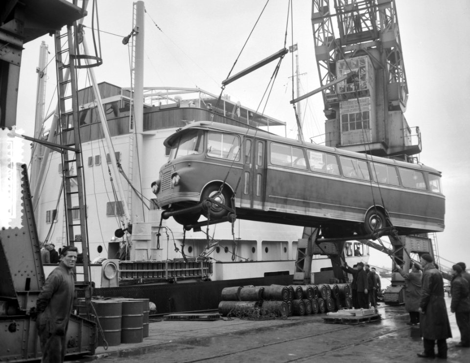 DAF-bussen overgeladen in Solan te Amsterdam, Bestanddeelnr 910-9684