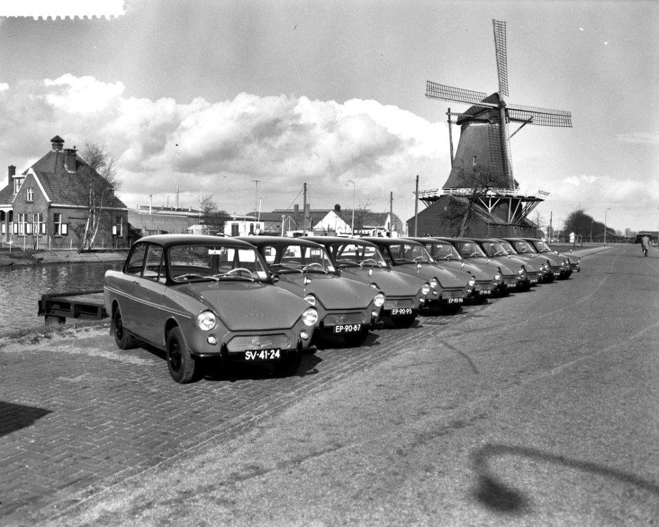 DAF-autos voor postbodes in de Noordoostpolder. De autos te Zwolle, Bestanddeelnr 912-2740