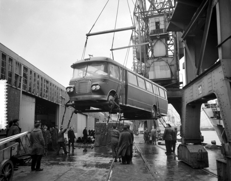 DAF-bussen overgeladen in Solan te Amsterdam, Bestanddeelnr 910-9683
