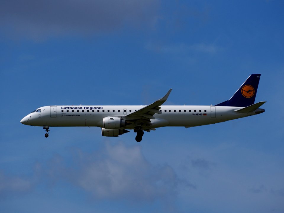 D-AEMC Lufthansa CityLine Embraer ERJ-195LR, 12Aug2014, landing at Schiphol (AMS - EHAM), The Netherlands