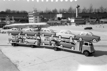 Daf truck met oplegger met DAF personenautos in Madurodam vliegveld Schiphol, Bestanddeelnr 912-2630