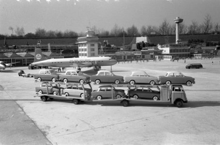 Daf truck met oplegger met DAF personenautos in Madurodam vliegveld Schiphol, Bestanddeelnr 912-2629