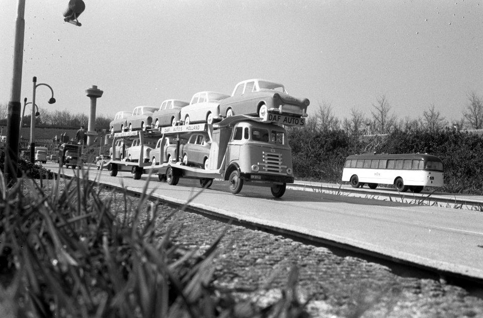 Daf truck met oplegger met DAF personenautos in Madurodam, Bestanddeelnr 912-2628