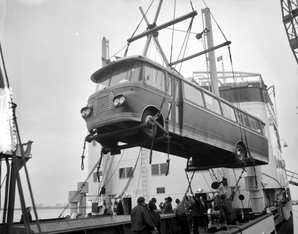 DAF-bussen overgeladen in Solan te Amsterdam, Bestanddeelnr 910-9682