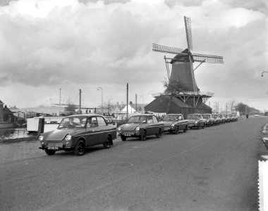 DAF-autos voor postbodes in de Noordoostpolder. Het vertrek van de autos uit Zwo, Bestanddeelnr 912-2745