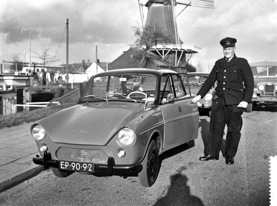 DAF-autos voor postbodes in de Noordoostpolder. Postbode met zijn nieuwe auto, Bestanddeelnr 912-2744