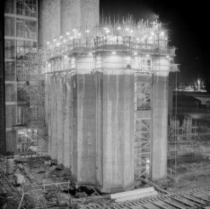 Dag en nacht bouwen aan de Rijnhaven waar een nieuwe graansilo verrijst, Bestanddeelnr 916-9506