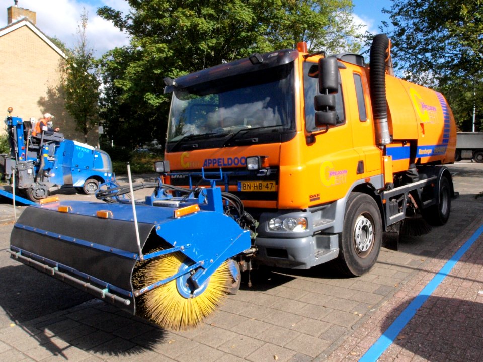 DAF road cleaning truck owned by Gert