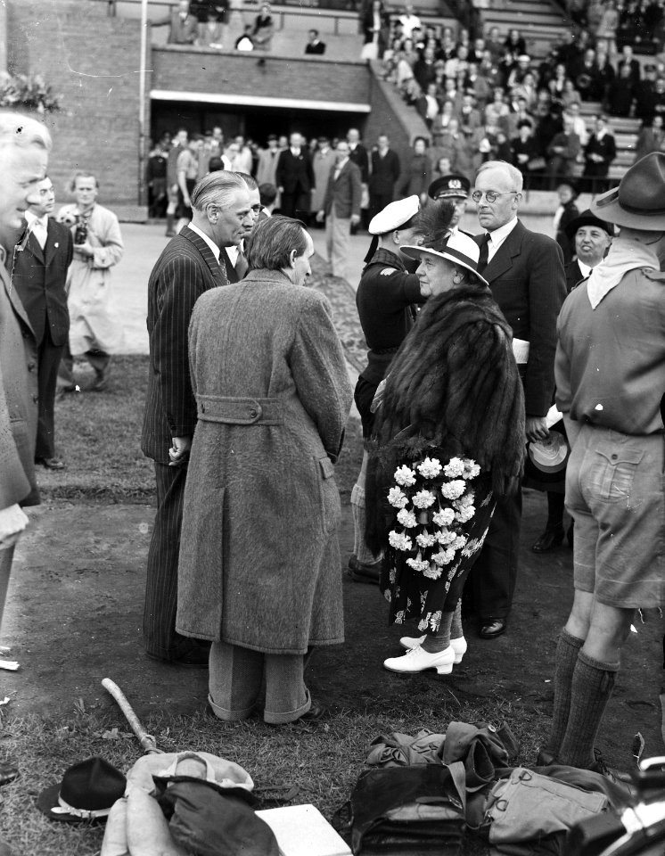 Dag van de Jeugd in Olympisch Stadion. Koningin Wilhelmina in gesprek, Bestanddeelnr 902-8373