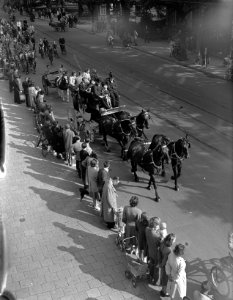 Dag van de Jeugd in Olympisch Stadion te te Amsterdam. Optocht door de stad, Bestanddeelnr 934-5205