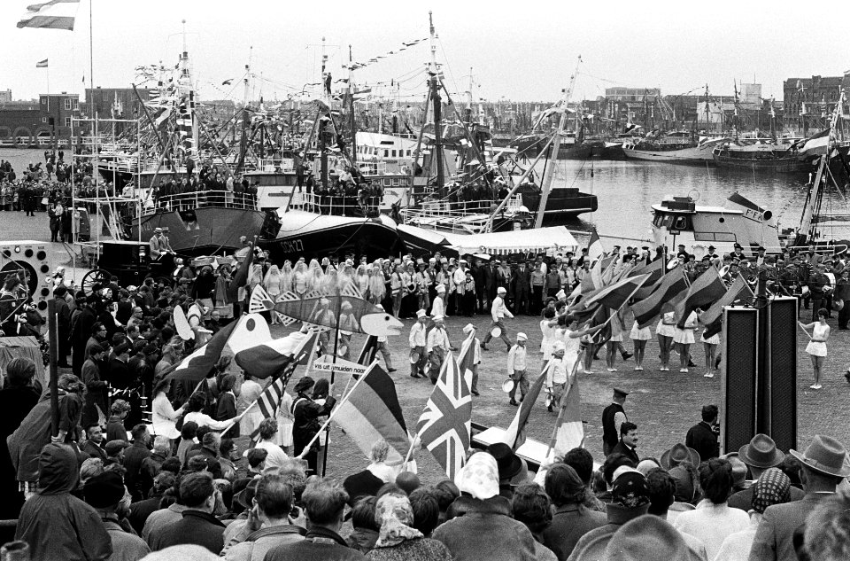 Dag van de Nederlandse Zeevisserij te IJmuiden gevierd, overzicht van dit groots, Bestanddeelnr 915-1736
