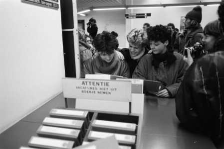 Dag van de Onrust in Amsterdam jongeren achter de vacaturebakken, Bestanddeelnr 932-8643