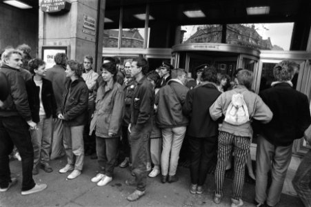 Dag van de Onvrede in Amsterdam actievoerders blokkeren de Bijenkorf in Amsterd, Bestanddeelnr 932-9529