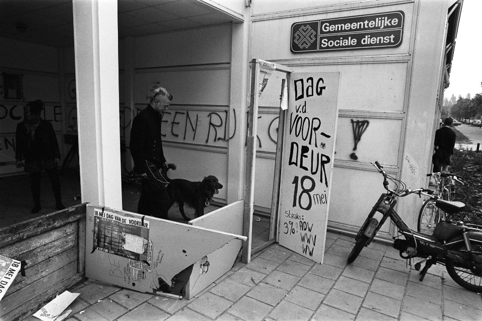 Dag van de voordeur in Amsterdam actiedag tegen 1 juli-kortingen op sociale u, Bestanddeelnr 932-9723