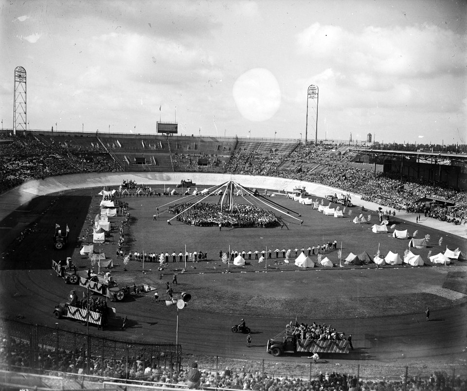 Dag van de Jeugd in Olympisch Stadion te te Amsterdam. Sportoptocht. Overzicht, Bestanddeelnr 934-5204