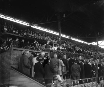 Dag van de Jeugd in Olympisch Stadion. Koning Wilhelmina in loge, Bestanddeelnr 902-8375