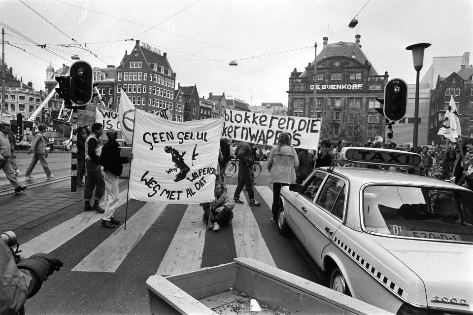 Dag van de Onvrede in Amsterdam kruispunt op de Dam blokkeerd, Bestanddeelnr 932-9531